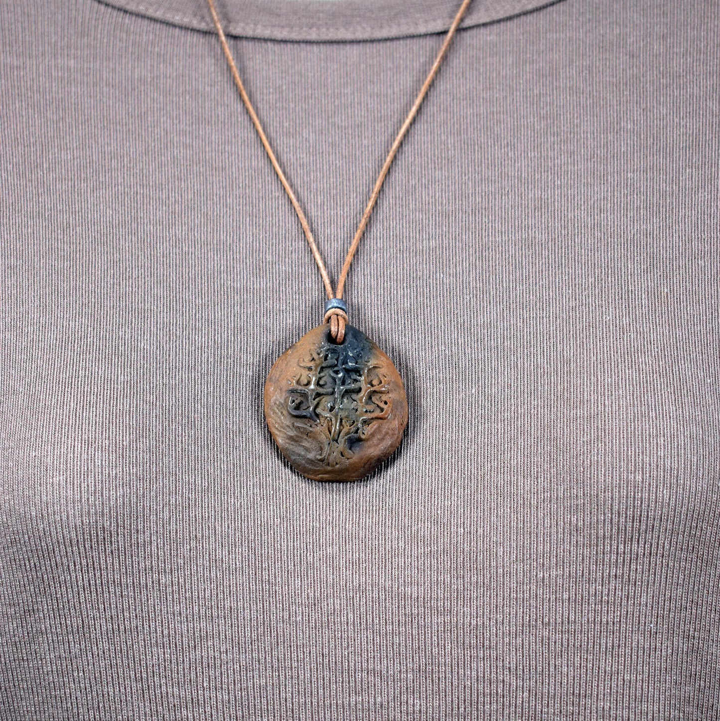 Einzigartiger Rauchbrand-Amulett Talisman – Tree of Gaia - Handgefertigter Glücksbringer aus Ton mit Leder- oder Baumwollband
