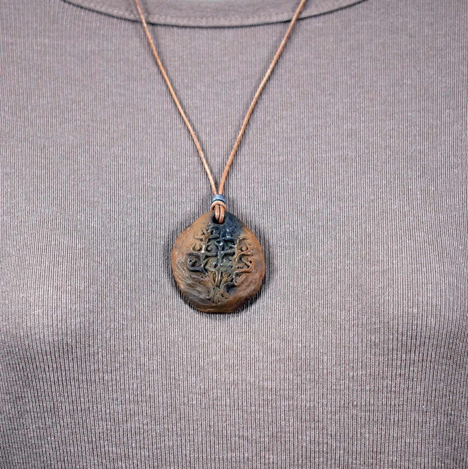 Einzigartiger Rauchbrand-Amulett Talisman – Tree of Gaia - Handgefertigter Glücksbringer aus Ton mit Leder- oder Baumwollband