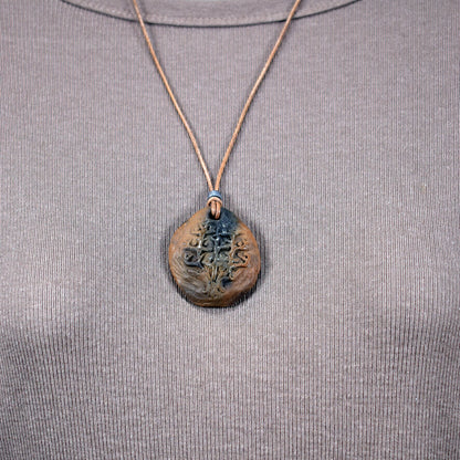 Einzigartiger Rauchbrand-Amulett Talisman – Tree of Gaia - Handgefertigter Glücksbringer aus Ton mit Leder- oder Baumwollband