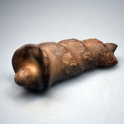 Verzauberte Fabelwesen Dekoration – Mystische Skulptur eines Muschel Babys aus Ton handgefertigt - im Rauchbrand geboren