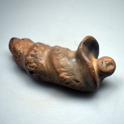 Verzauberte Fabelwesen Dekoration – Mystische Skulptur eines Muschel Babys aus Ton handgefertigt - im Rauchbrand geboren