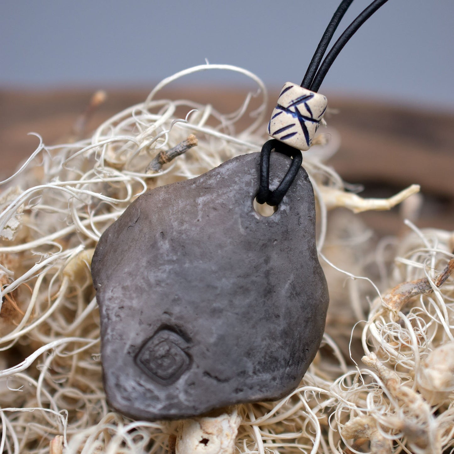 Einzigartiges handgefertigtes Amulett mit keltischem Flechtmuster aus traditionell gebranntem Ton - Dein persönlicher Glücksbringer