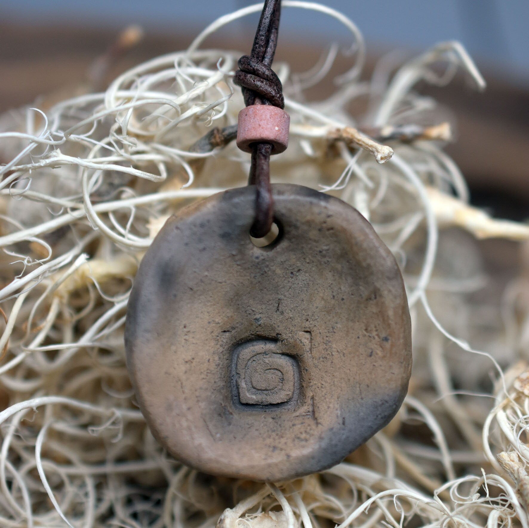 Einzigartiger handgefertigter Chalice Well Amulett Talisman aus traditionell gebranntem Ton mit Leder- oder Baumwollband