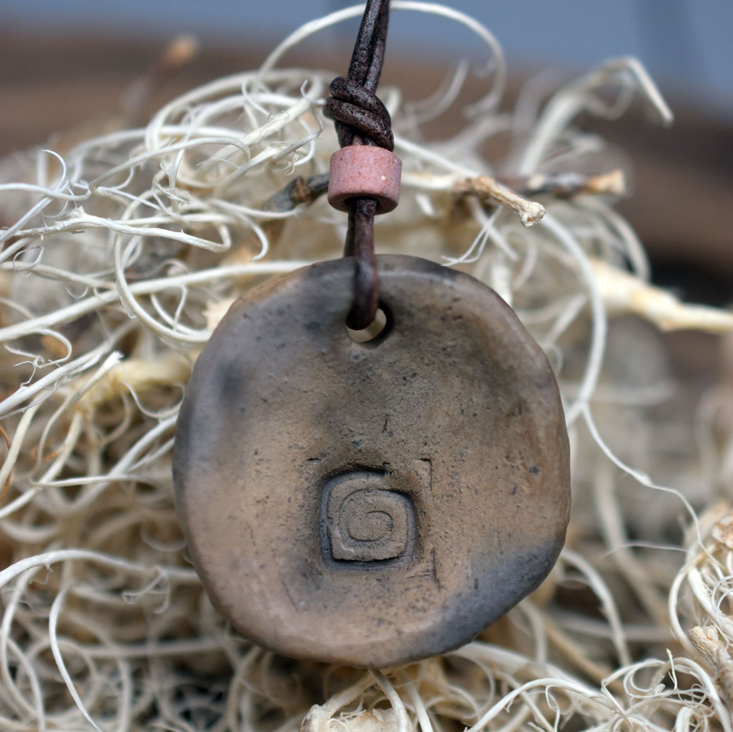 Einzigartiger handgefertigter Chalice Well Amulett Talisman aus traditionell gebranntem Ton mit Leder- oder Baumwollband