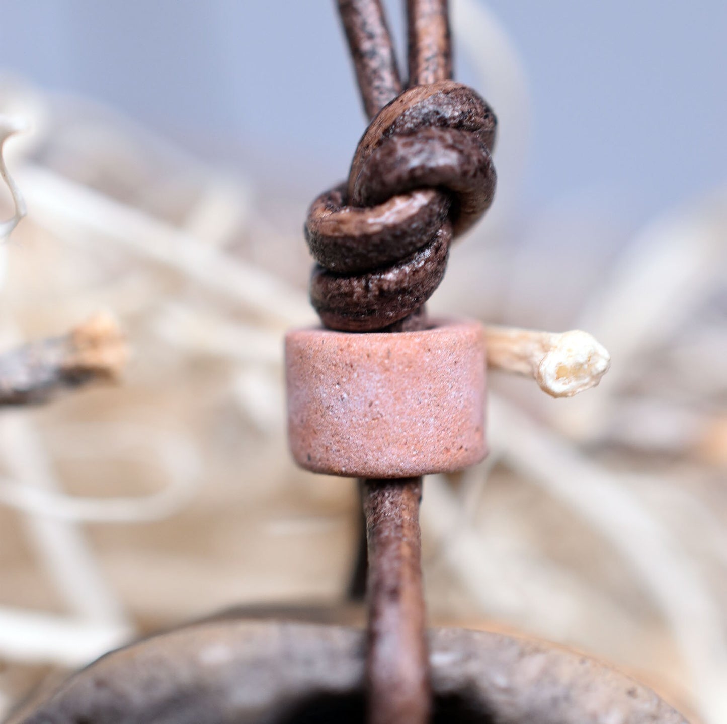 Einzigartiger handgefertigter Chalice Well Amulett Talisman aus traditionell gebranntem Ton mit Leder- oder Baumwollband