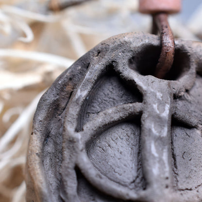 Einzigartiger handgefertigter Chalice Well Amulett Talisman aus traditionell gebranntem Ton mit Leder- oder Baumwollband