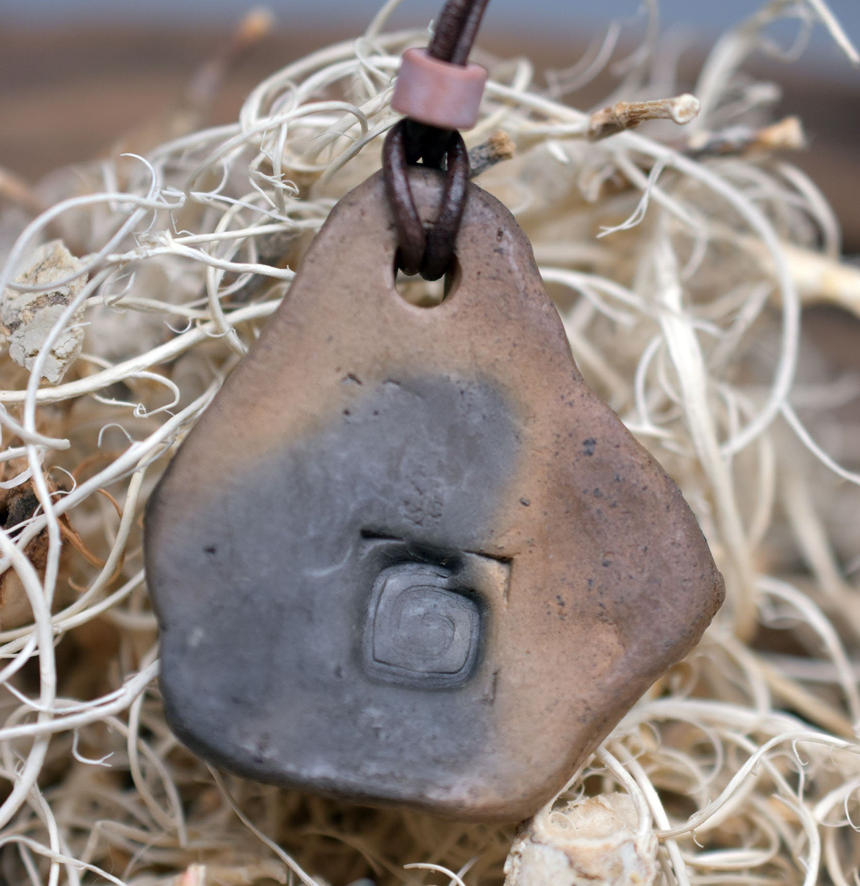 Handgefertigtes Amulett: Cave Art Mammut - Einzigartige Rauchbrandkunst für deinen spirituellen Weg- mit Leder- oder Baumwollband