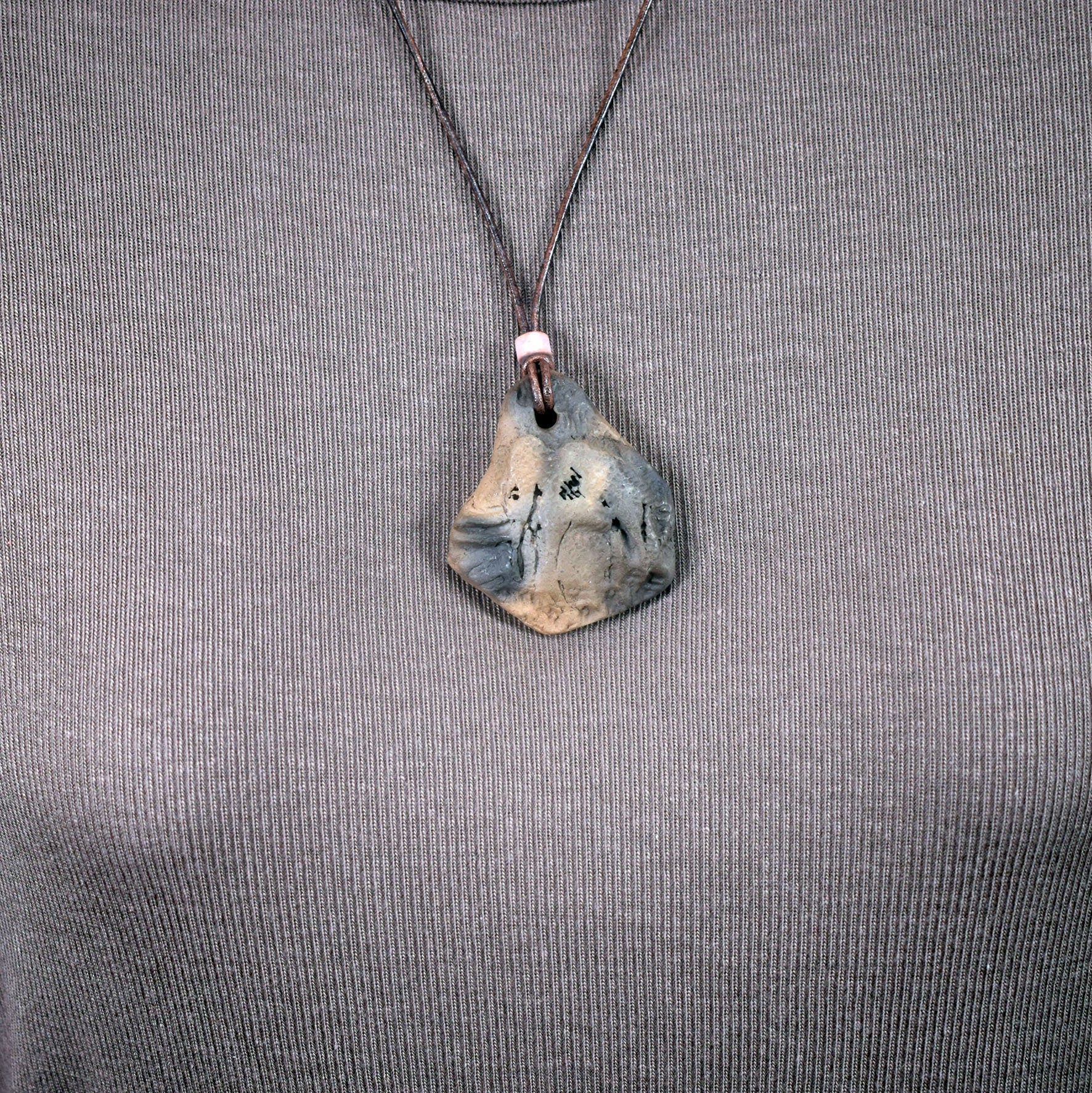 Handgefertigtes Amulett: Cave Art Mammut - Einzigartige Rauchbrandkunst für deinen spirituellen Weg- mit Leder- oder Baumwollband