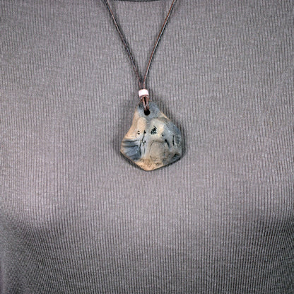 Handgefertigtes Amulett: Cave Art Mammut - Einzigartige Rauchbrandkunst für deinen spirituellen Weg- mit Leder- oder Baumwollband