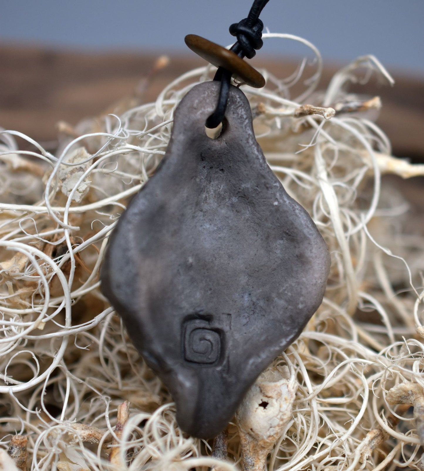 Einzigartiger Rauchbrand-Amulett Talisman- Samhain - aus traditionell gebranntem Ton - Spiritueller Schmuck für keltische Feste