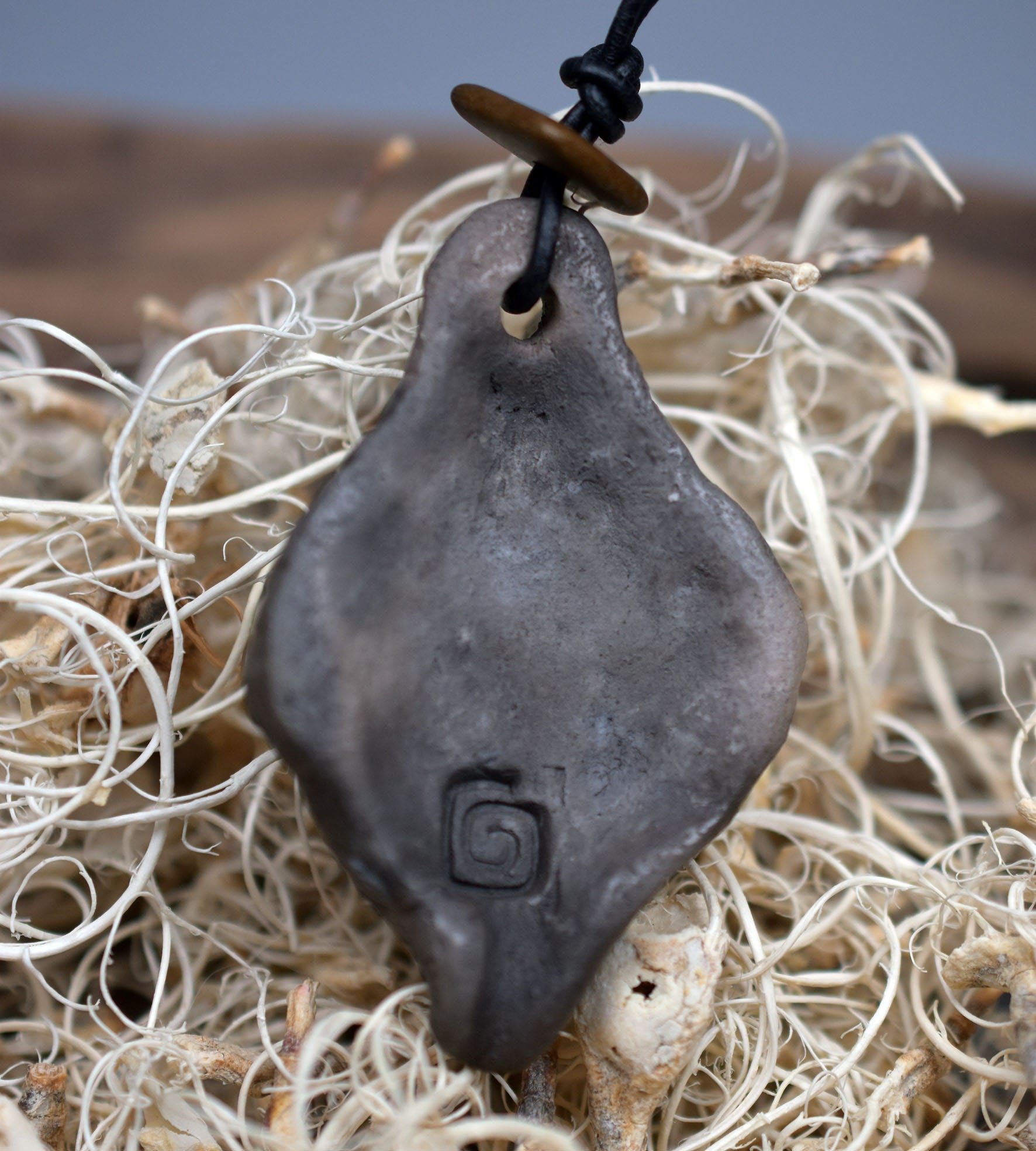 Einzigartiger Rauchbrand-Amulett Talisman- Samhain - aus traditionell gebranntem Ton - Spiritueller Schmuck für keltische Feste