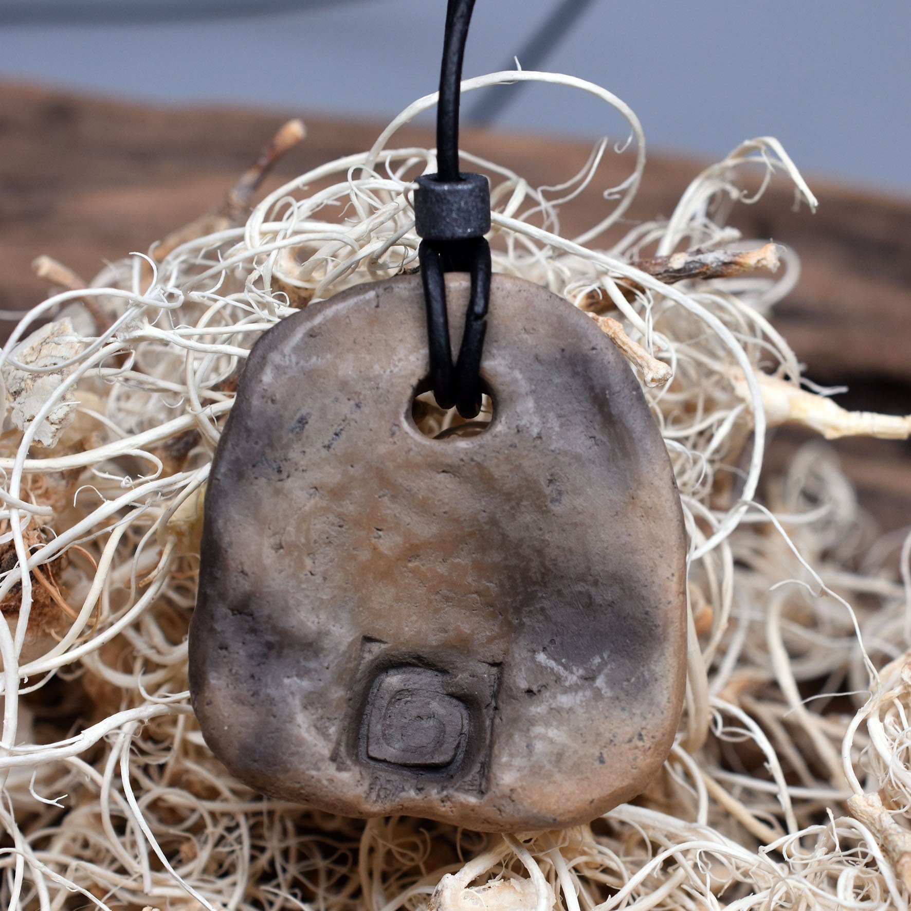 Einzigartiges Amulett Litha aus gebranntem Ton – Dein spiritueller Glücksbringer mit verstellbarem Leder- oder Baumwollband und Perle