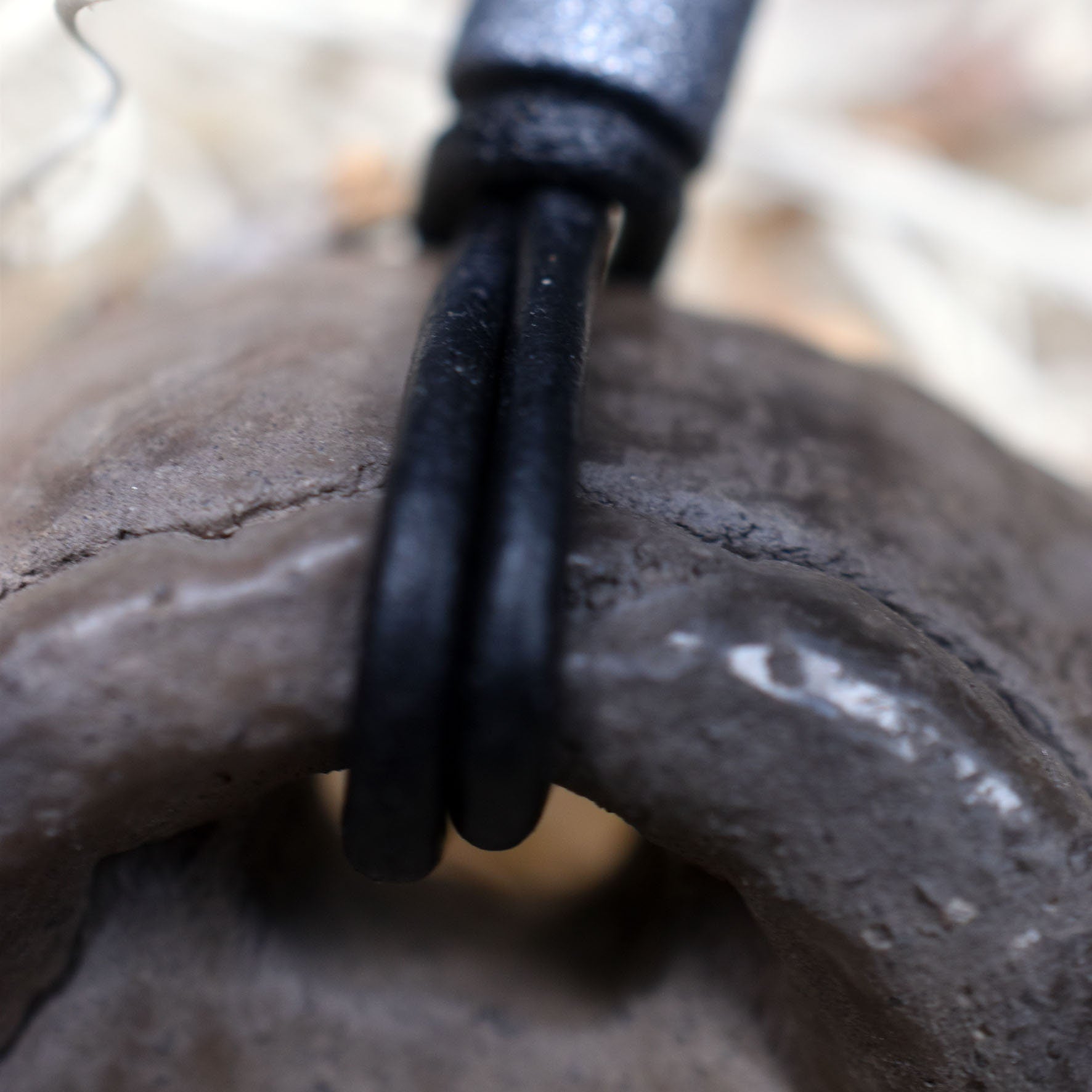 Einzigartiges Amulett Litha aus gebranntem Ton – Dein spiritueller Glücksbringer mit verstellbarem Leder- oder Baumwollband und Perle