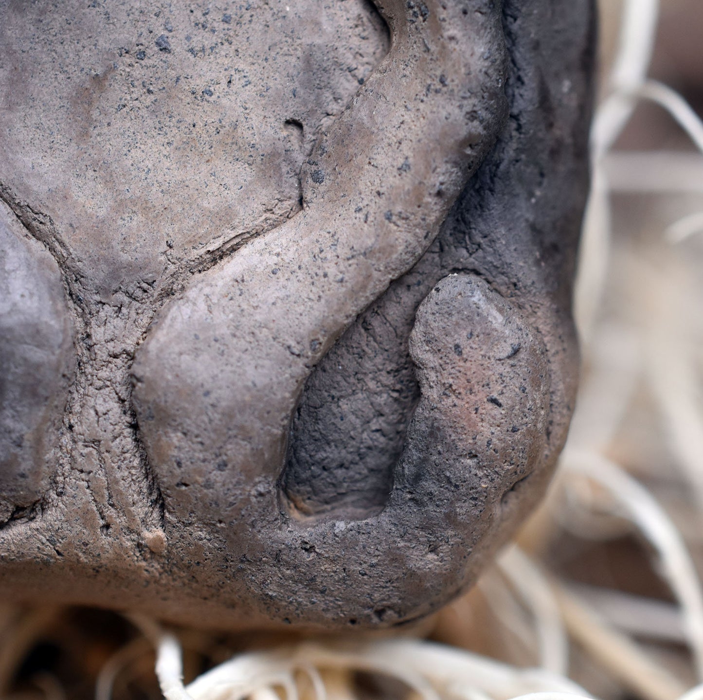 Einzigartiges Amulett Litha aus gebranntem Ton – Dein spiritueller Glücksbringer mit verstellbarem Leder- oder Baumwollband und Perle