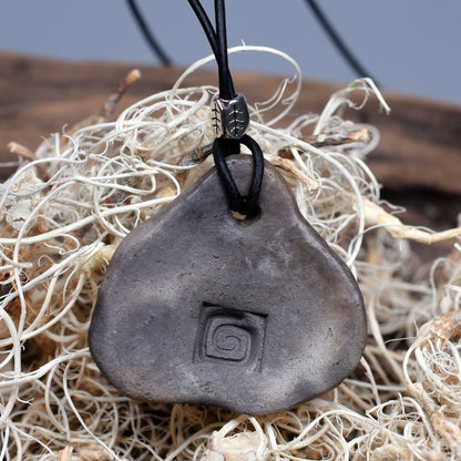 Handgemachte Rauchbrandkunst - Traditionell gebrannter Ton Glücksbringer Amulett Talisman mit Imbolc Symbol mit Leder- oder Baumwollband