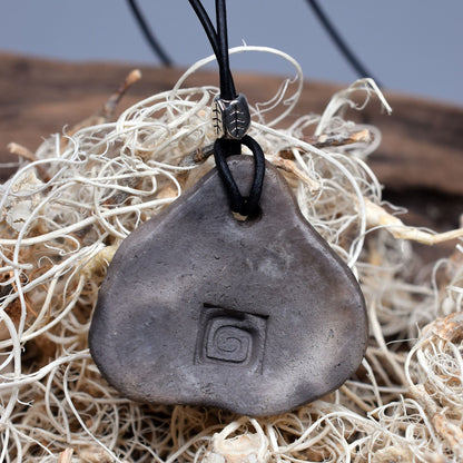 Handgemachte Rauchbrandkunst - Traditionell gebrannter Ton Glücksbringer Amulett Talisman mit Imbolc Symbol mit Leder- oder Baumwollband