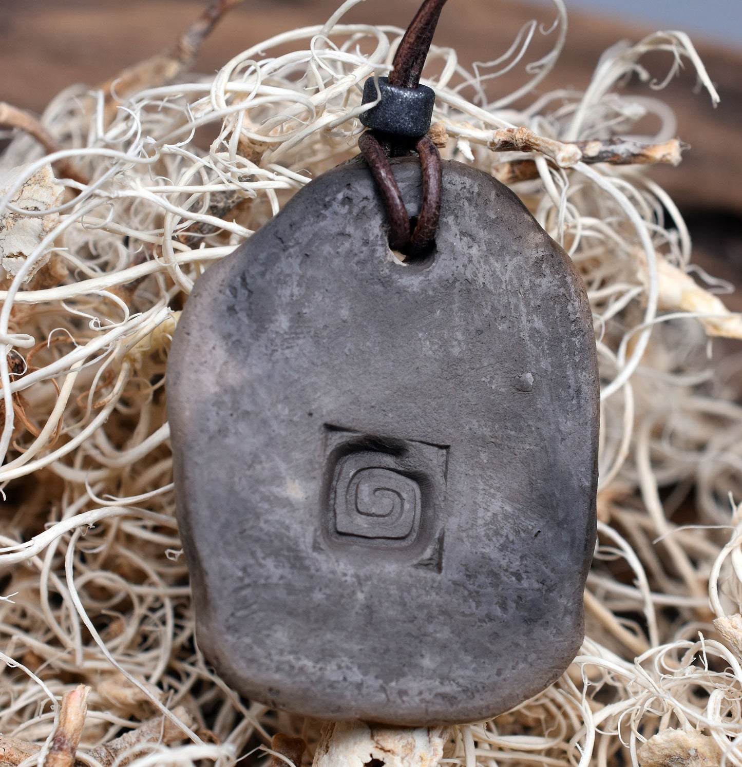 Schmuck und Amulette aus traditionell gebranntem Ton – Einzigartige keltische Symbole und historische Handwerkskunst für Yule und mehr