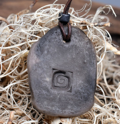 Schmuck und Amulette aus traditionell gebranntem Ton – Einzigartige keltische Symbole und historische Handwerkskunst für Yule und mehr