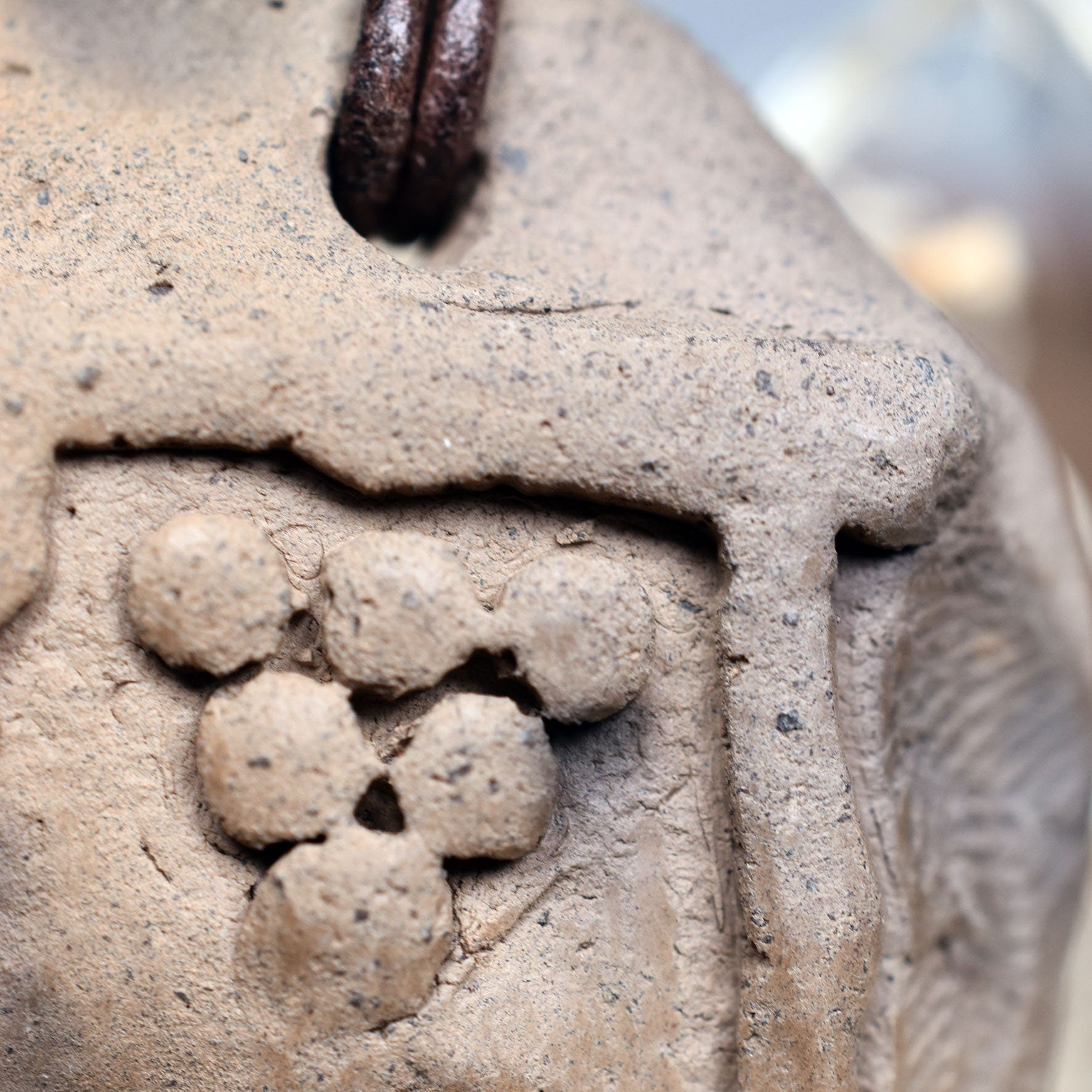 Schmuck und Amulette aus traditionell gebranntem Ton – Einzigartige keltische Symbole und historische Handwerkskunst für Yule und mehr