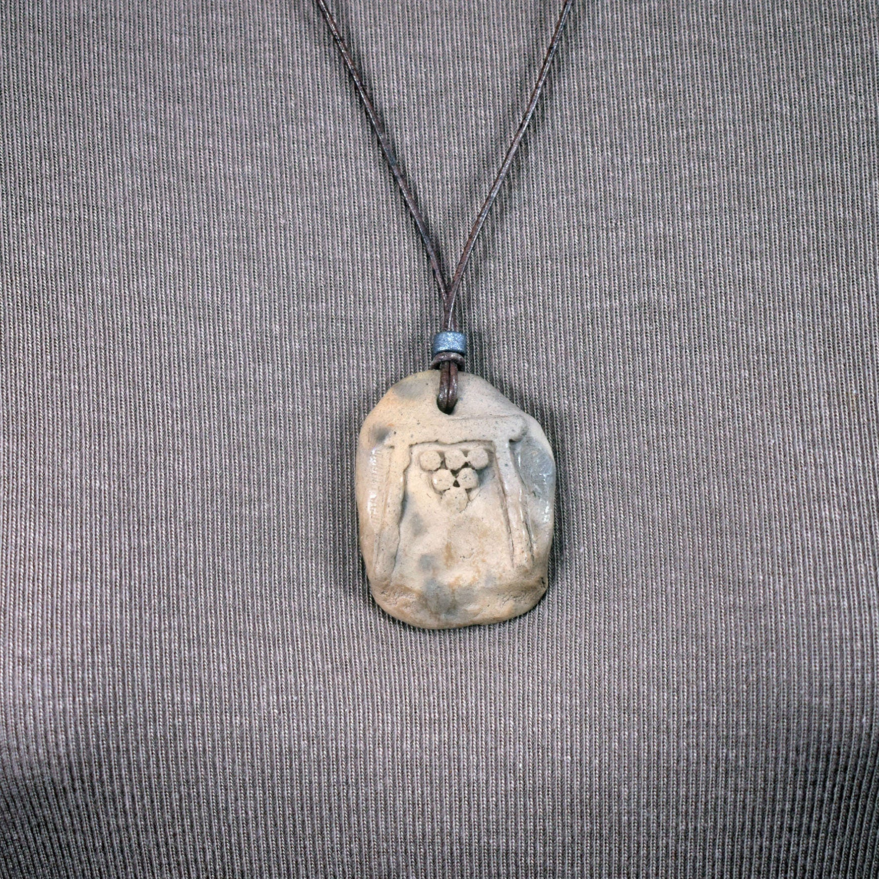 Schmuck und Amulette aus traditionell gebranntem Ton – Einzigartige keltische Symbole und historische Handwerkskunst für Yule und mehr