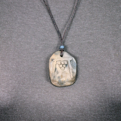 Schmuck und Amulette aus traditionell gebranntem Ton – Einzigartige keltische Symbole und historische Handwerkskunst für Yule und mehr