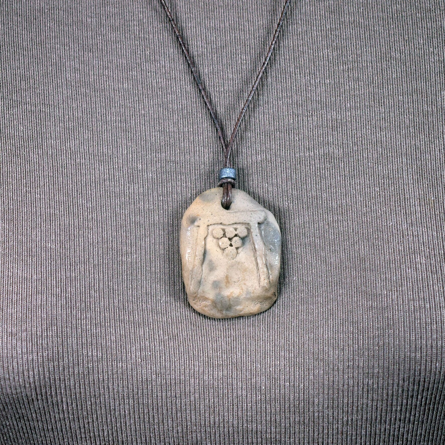 Schmuck und Amulette aus traditionell gebranntem Ton – Einzigartige keltische Symbole und historische Handwerkskunst für Yule und mehr