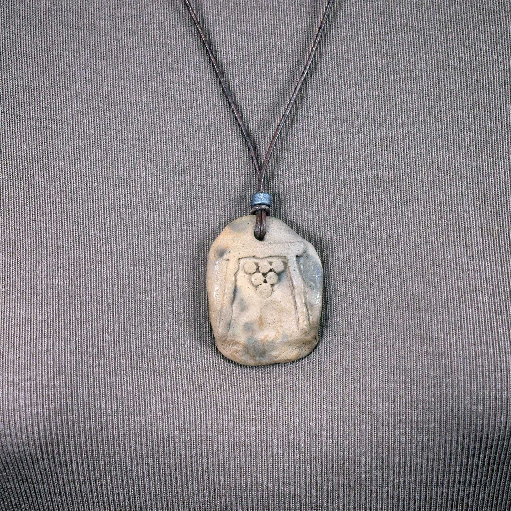 Schmuck und Amulette aus traditionell gebranntem Ton – Einzigartige keltische Symbole und historische Handwerkskunst für Yule und mehr