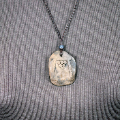 Schmuck und Amulette aus traditionell gebranntem Ton – Einzigartige keltische Symbole und historische Handwerkskunst für Yule und mehr