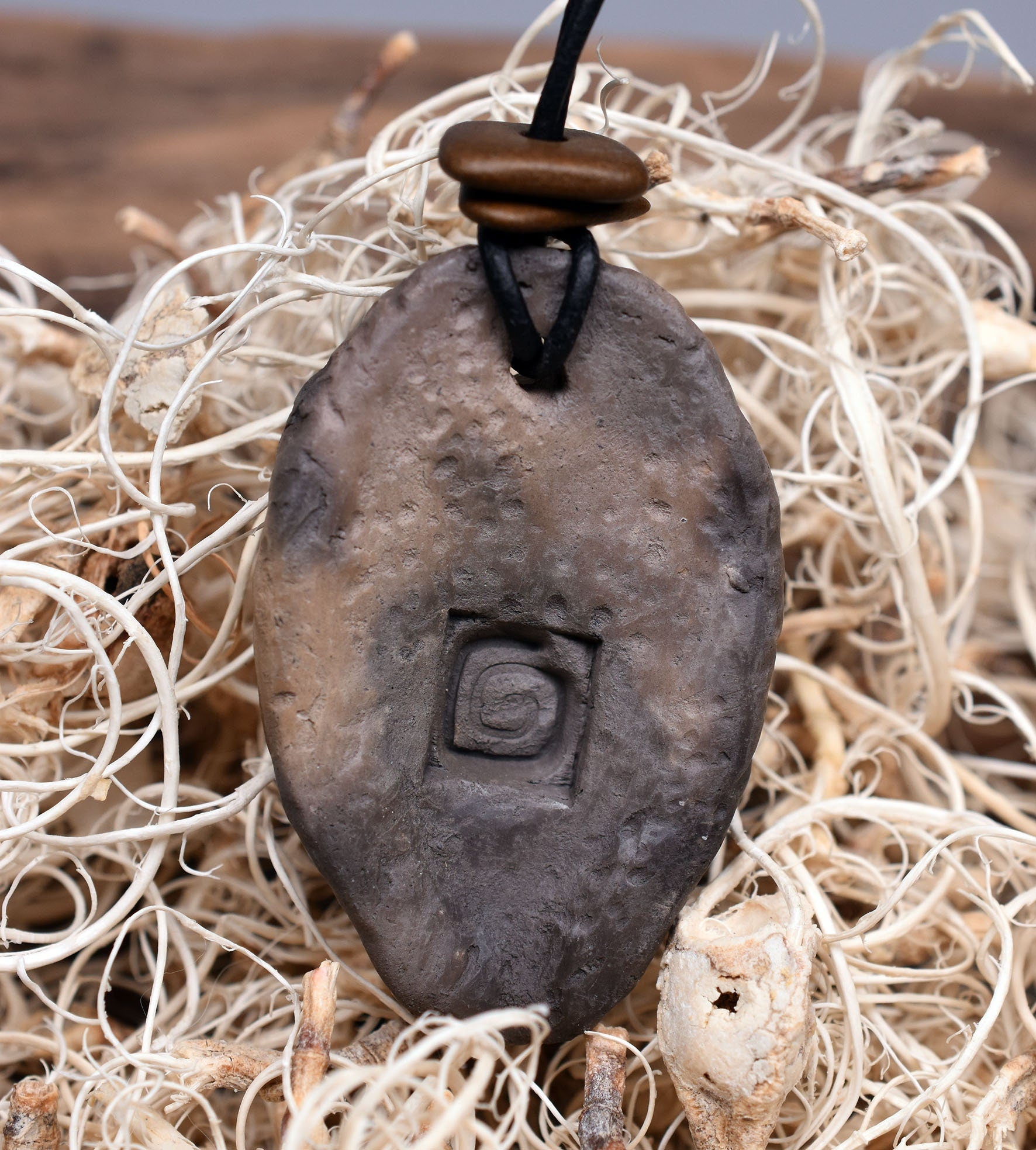 Handgemachte Rauchbrandkunst | Traditionell gebranntes Ton-Amulett als Glücksbringer Schmuck für Ostara mit Leder- oder Baumwollband