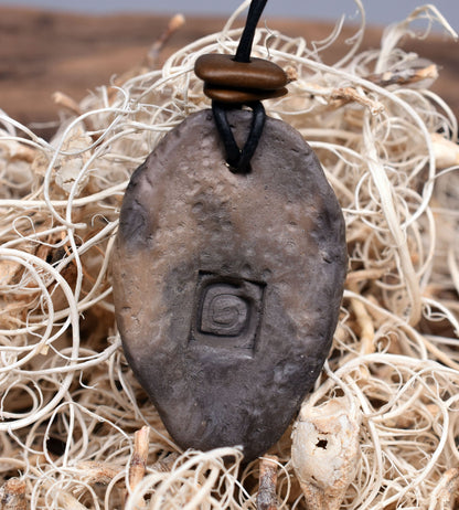 Handgemachte Rauchbrandkunst | Traditionell gebranntes Ton-Amulett als Glücksbringer Schmuck für Ostara mit Leder- oder Baumwollband