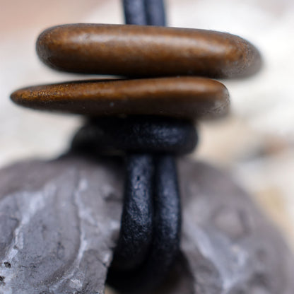 Handgemachte Rauchbrandkunst | Traditionell gebranntes Ton-Amulett als Glücksbringer Schmuck für Ostara mit Leder- oder Baumwollband