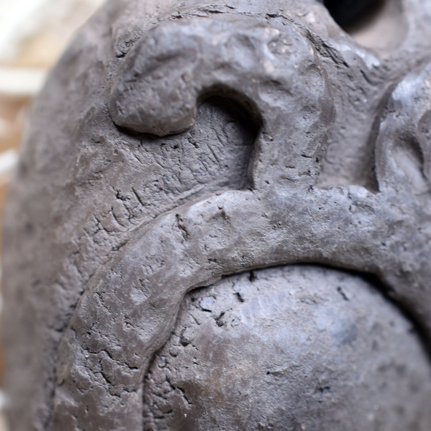 Handgemachte Rauchbrandkunst | Traditionell gebranntes Ton-Amulett als Glücksbringer Schmuck für Ostara mit Leder- oder Baumwollband