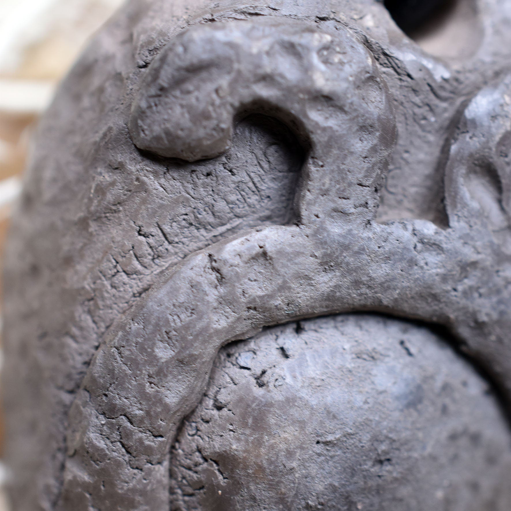 Handgemachte Rauchbrandkunst | Traditionell gebranntes Ton-Amulett als Glücksbringer Schmuck für Ostara mit Leder- oder Baumwollband