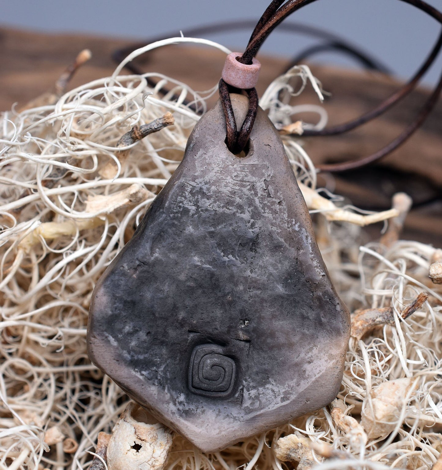 Handgemachte Rauchbrandkunst - Glücksbringer Amulett aus gebranntem Ton - Historische Handwerkskunst vereint mit keltischem Symbol