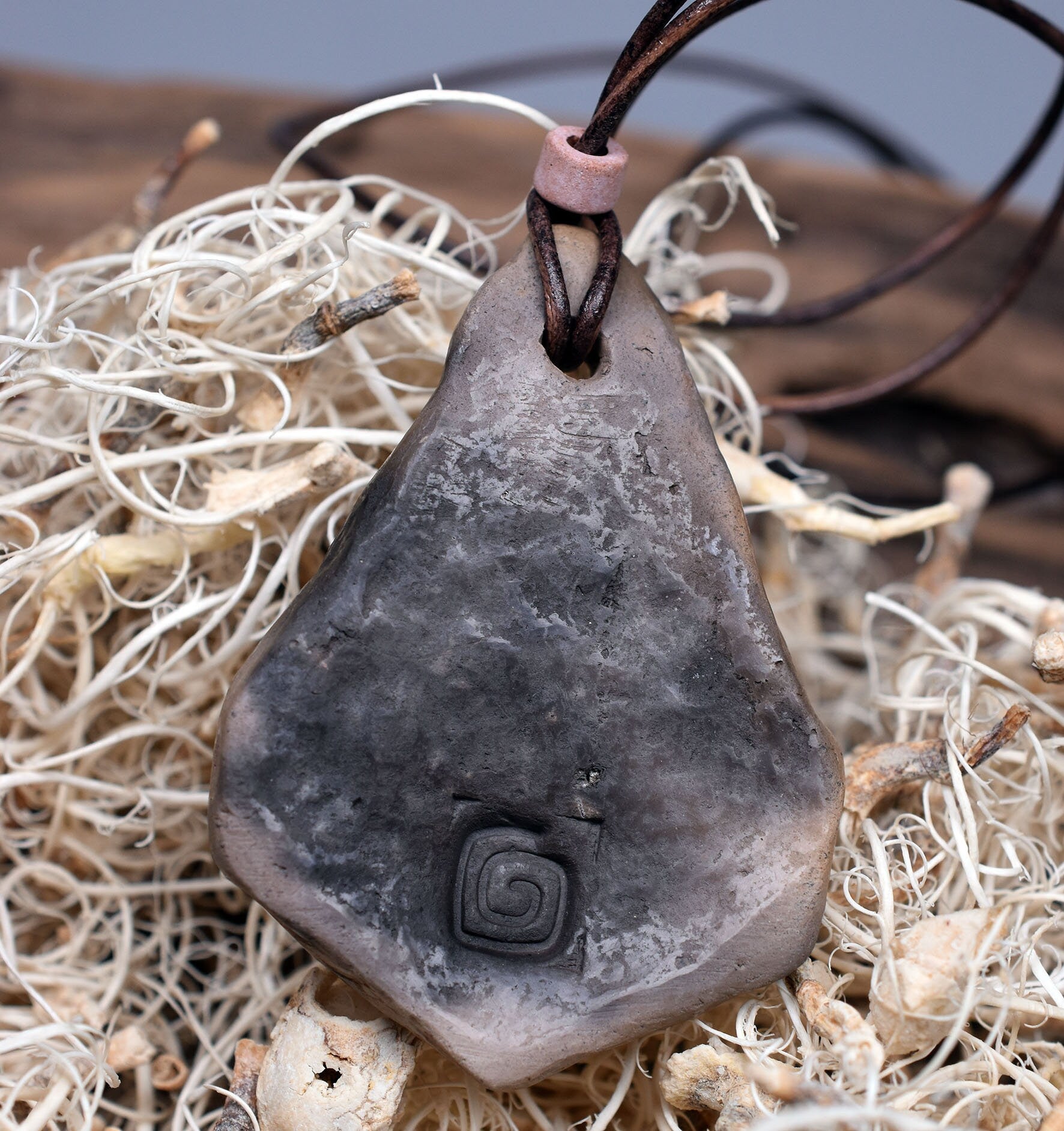 Handgemachte Rauchbrandkunst - Glücksbringer Amulett aus gebranntem Ton - Historische Handwerkskunst vereint mit keltischem Symbol
