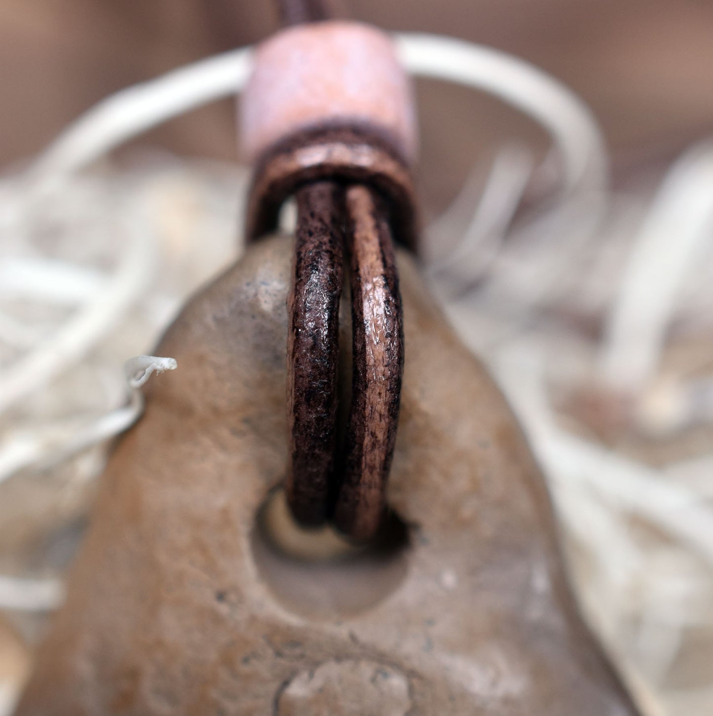 Handgemachte Rauchbrandkunst - Glücksbringer Amulett aus gebranntem Ton - Historische Handwerkskunst vereint mit keltischem Symbol