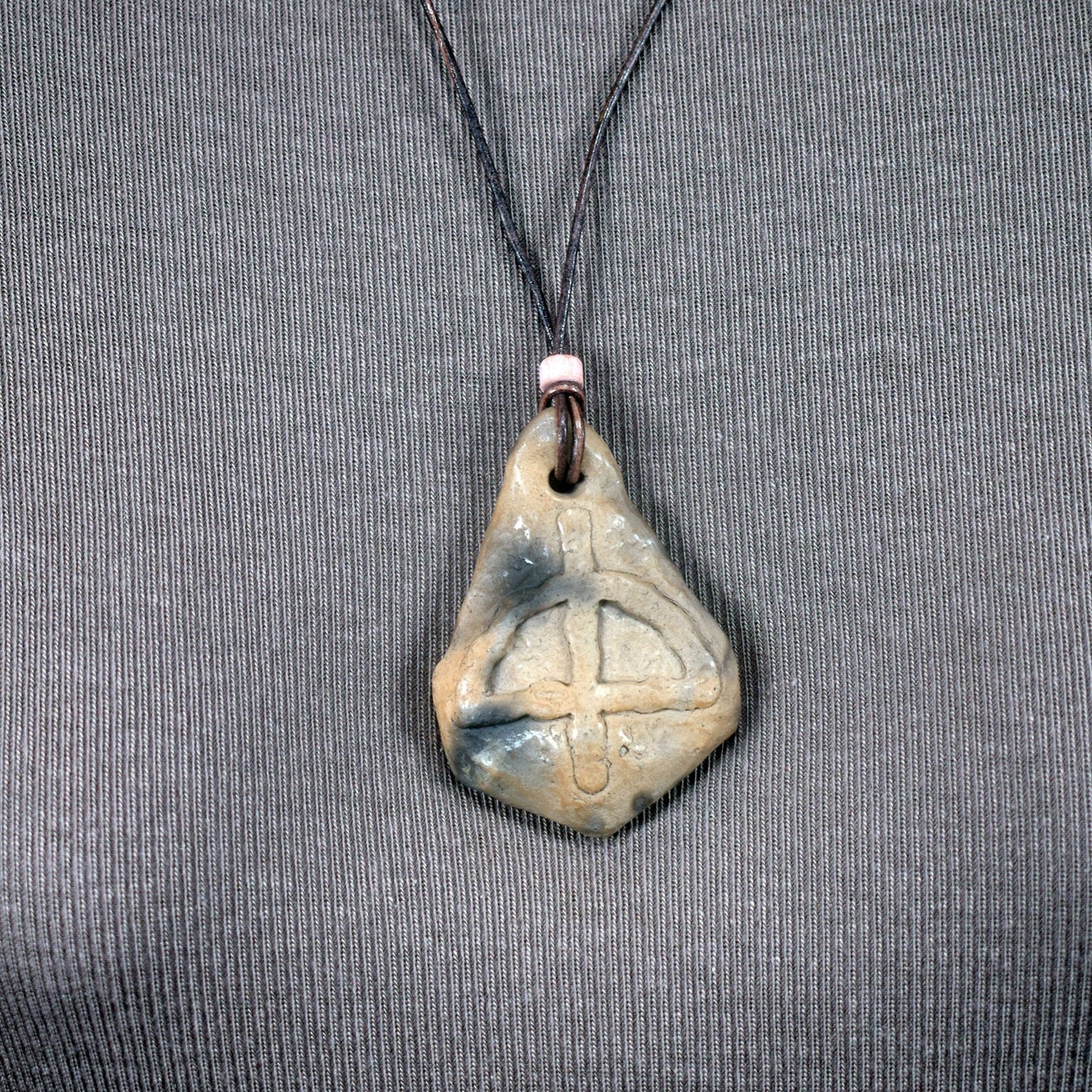 Handgemachte Rauchbrandkunst - Glücksbringer Amulett aus gebranntem Ton - Historische Handwerkskunst vereint mit keltischem Symbol