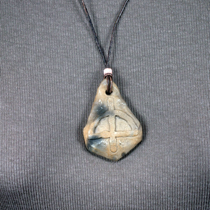 Handgemachte Rauchbrandkunst - Glücksbringer Amulett aus gebranntem Ton - Historische Handwerkskunst vereint mit keltischem Symbol