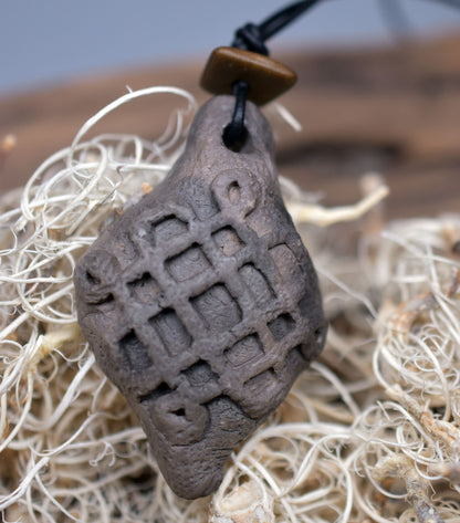 Handgemachte Rauchbrandkunst - Set aus 8 Amulett Schmuckstücken mit keltischen Symbolen Traditionell gebrannter Ton | Glücksbringer/Talisman