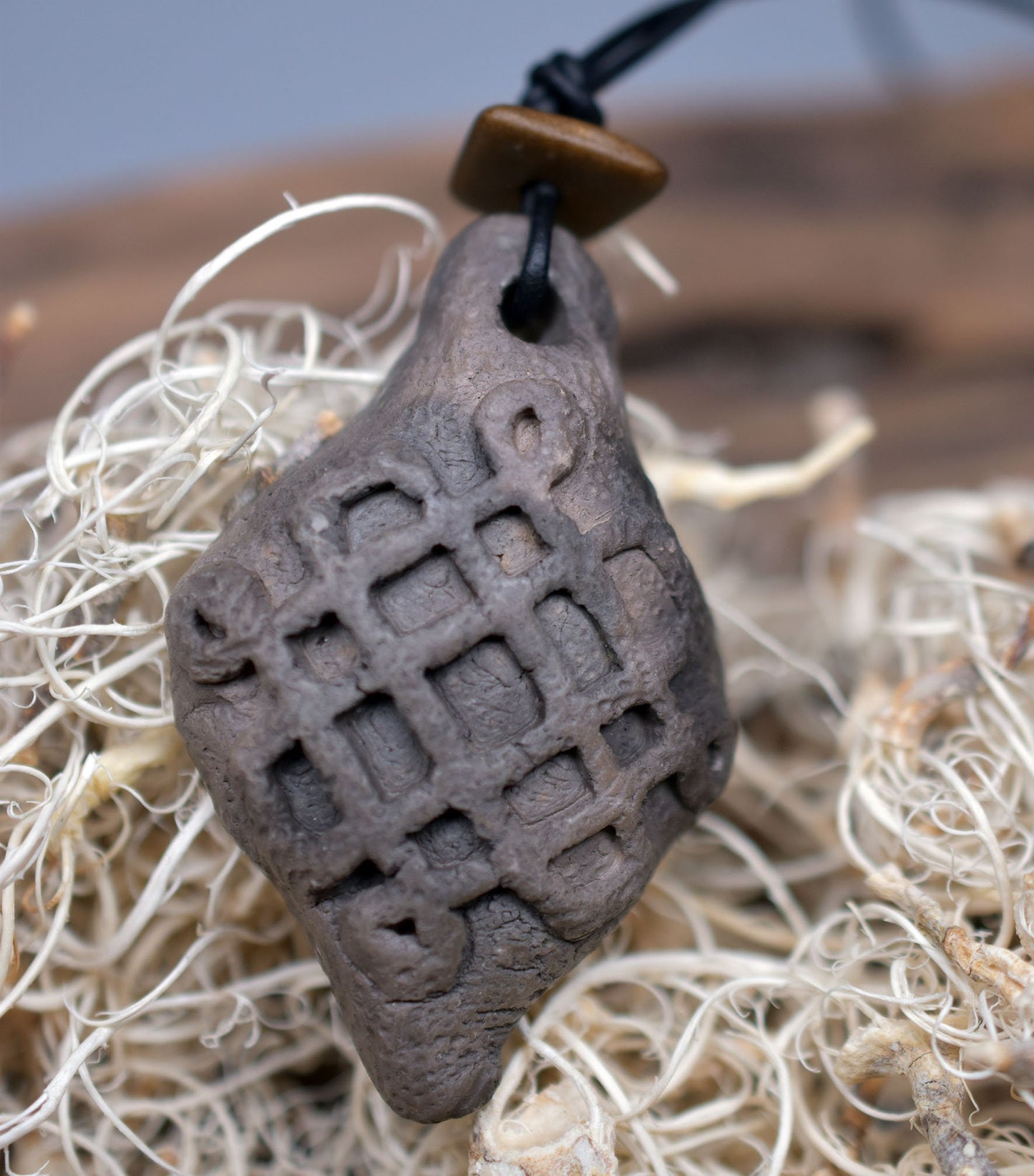 Handgemachte Rauchbrandkunst - Set aus 8 Amulett Schmuckstücken mit keltischen Symbolen Traditionell gebrannter Ton | Glücksbringer/Talisman