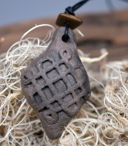 Handgemachte Rauchbrandkunst - Set aus 8 Amulett Schmuckstücken mit keltischen Symbolen Traditionell gebrannter Ton | Glücksbringer/Talisman
