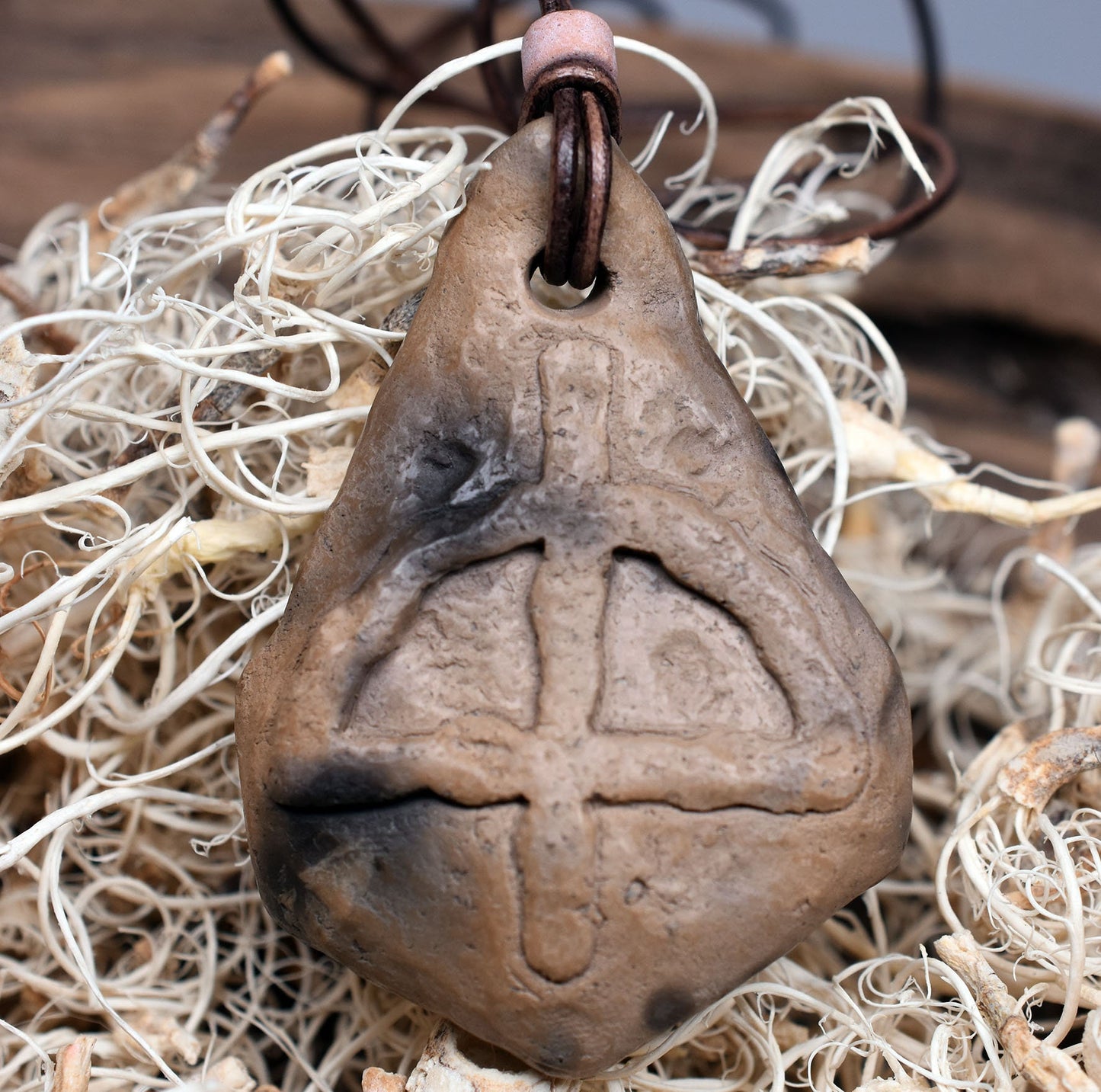 Handgemachte Rauchbrandkunst - Set aus 8 Amulett Schmuckstücken mit keltischen Symbolen Traditionell gebrannter Ton | Glücksbringer/Talisman