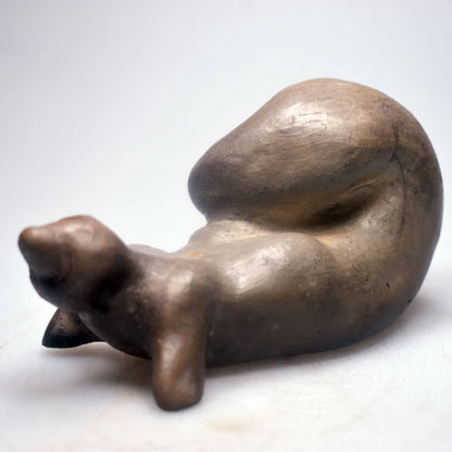 Harmonische weibliche Schneckenfigur aus Ton und im Rauchbrand geboren – Meditative Kunstskulptur für Dein Zuhause