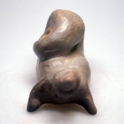 Frau im Schneckenhaus Skulptur Ton, Schnecke Figur handgemacht, kleiner archaischer Schutzstein, spirituelle Altar Deko SKU210