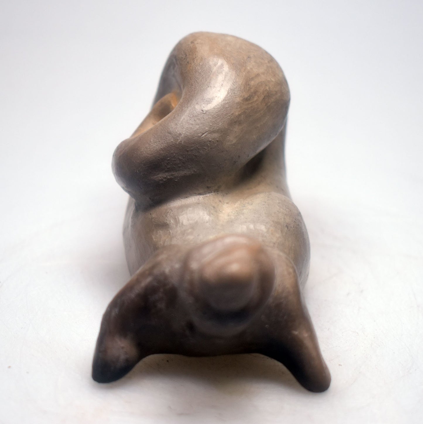 Harmonische weibliche Schneckenfigur aus Ton und im Rauchbrand geboren – Meditative Kunstskulptur für Dein Zuhause