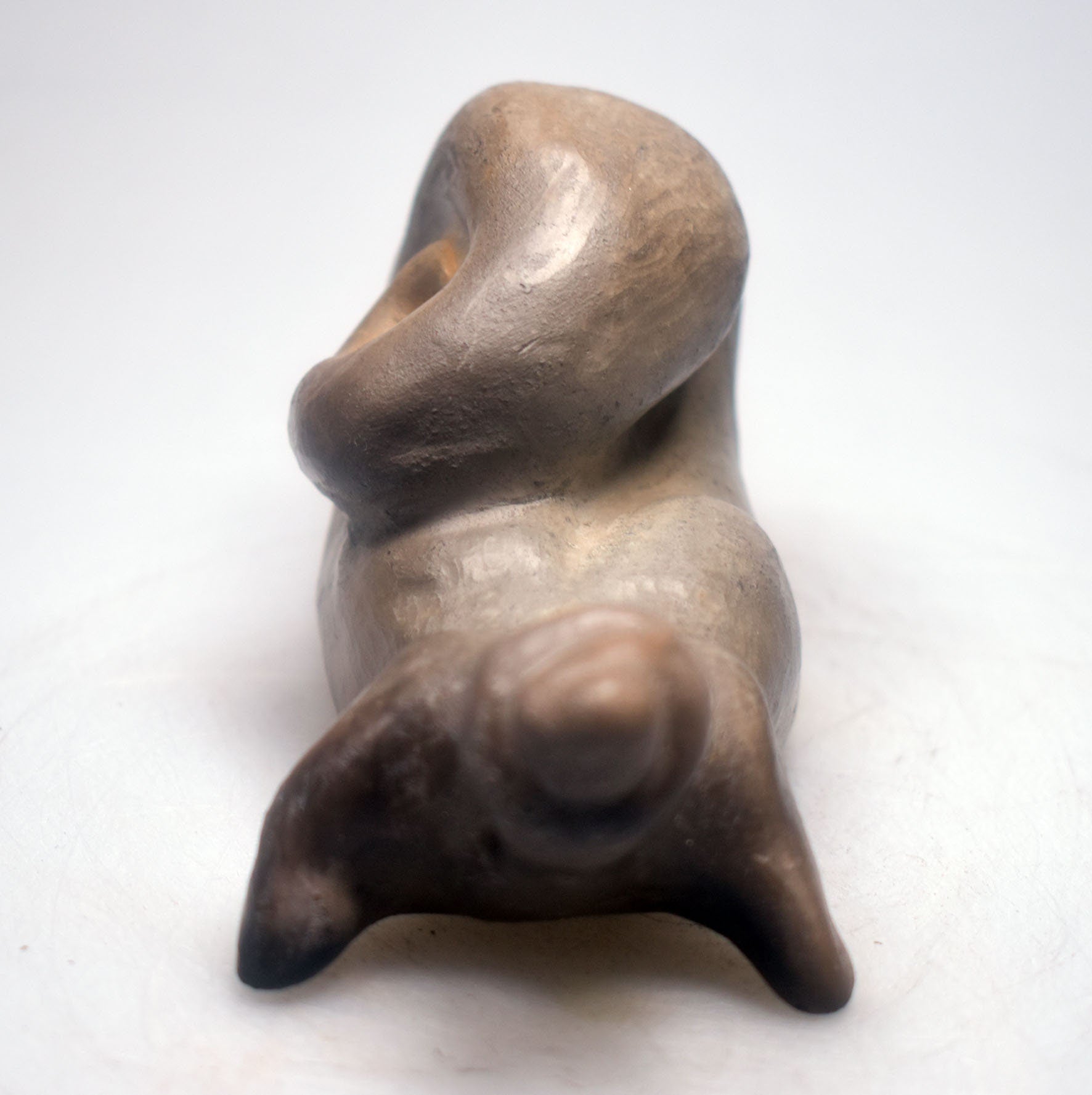 Harmonische weibliche Schneckenfigur aus Ton und im Rauchbrand geboren – Meditative Kunstskulptur für Dein Zuhause