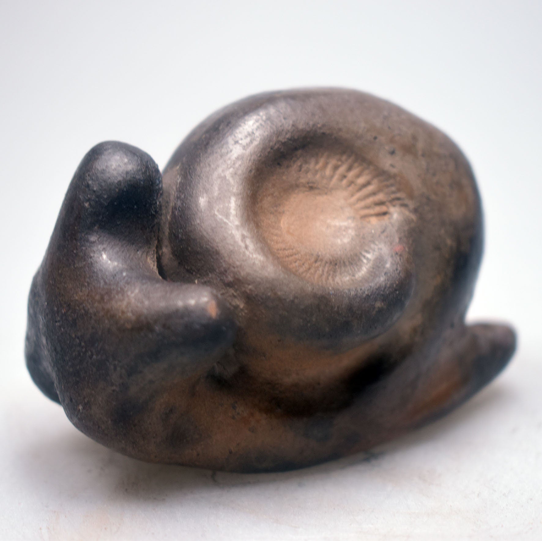 Frau im Schneckenhaus Miniatur Ton, Schnecke Figur handgemacht, Handschmeichler Schutzstein, spirituelle Altar Deko SKU212