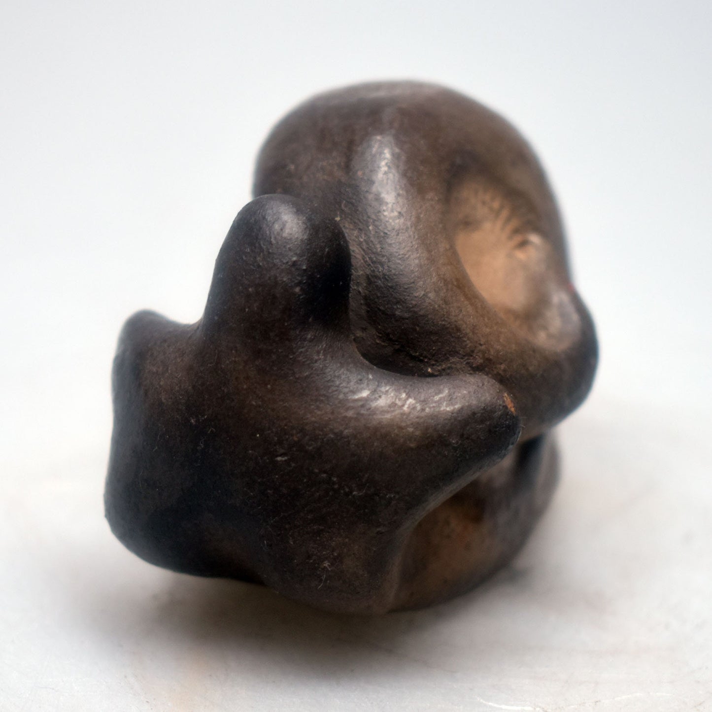 Frau im Schneckenhaus Miniatur Ton, Schnecke Figur handgemacht, Handschmeichler Schutzstein, spirituelle Altar Deko SKU212