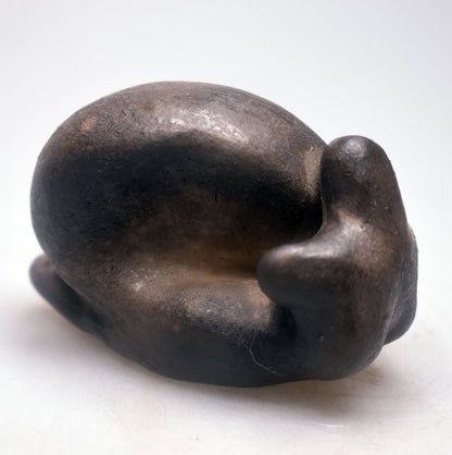 Harmonische weibliche Schneckenfigur aus Ton und im Rauchbrand geboren – Meditative Kunstskulptur für Dein Zuhause