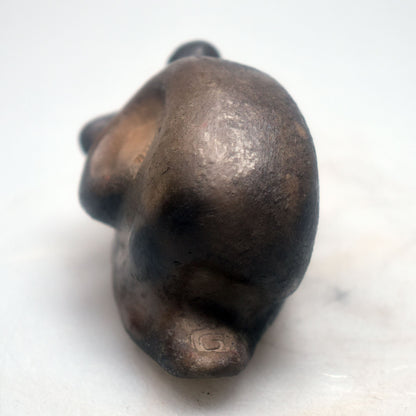 Harmonische weibliche Schneckenfigur aus Ton und im Rauchbrand geboren – Meditative Kunstskulptur für Dein Zuhause